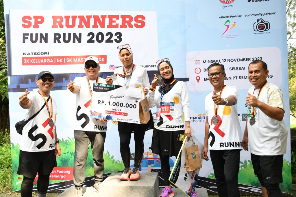 Penyerahan hadiah kepada pemenang lomba lari SP Runners Fun Run 2023 
